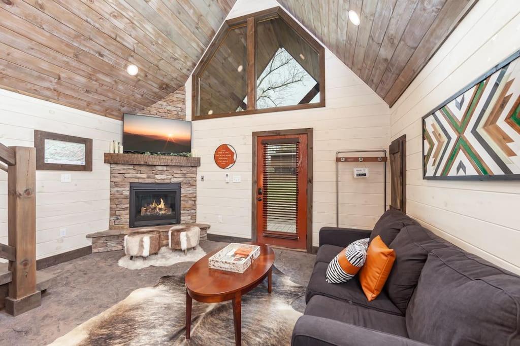 Romantic A-Frame Private Hottub Firepit Neargsmnp سيفيرفيل المظهر الخارجي الصورة
