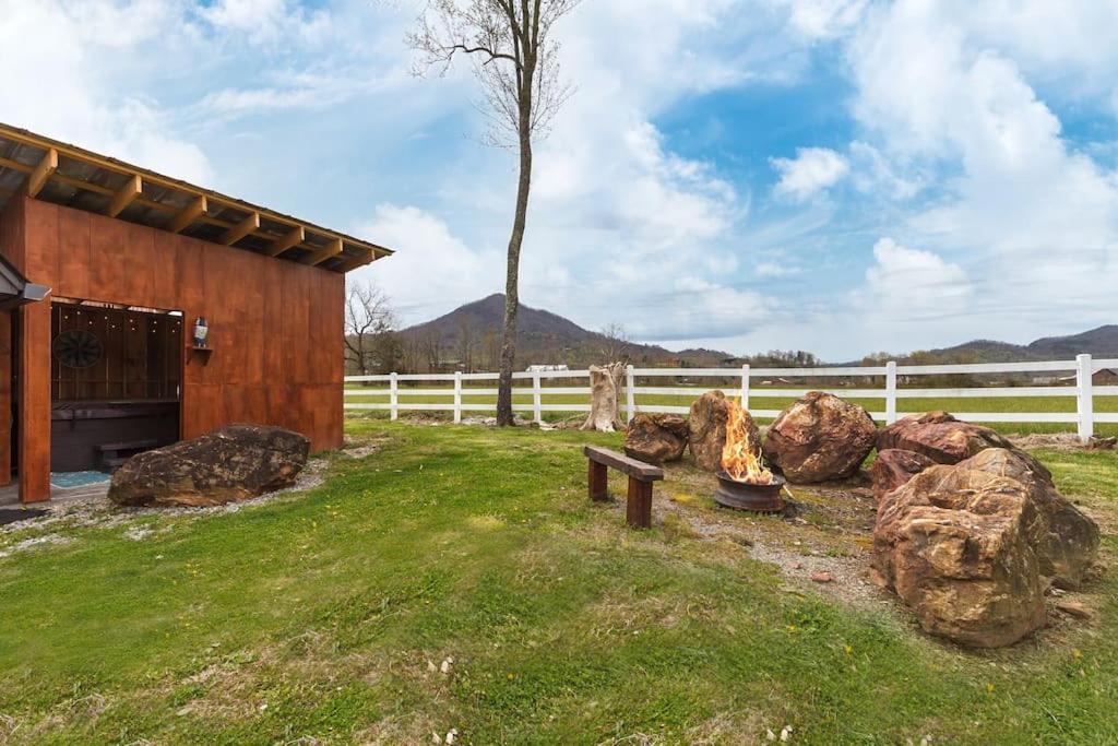 Romantic A-Frame Private Hottub Firepit Neargsmnp سيفيرفيل المظهر الخارجي الصورة